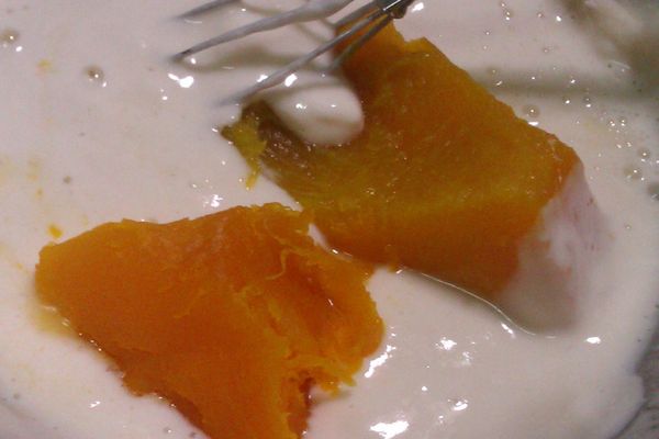 再將南瓜快速攪拌至顏色融入其中