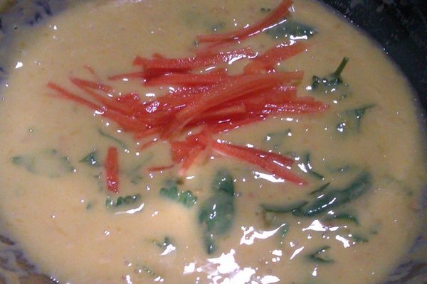 放入香菜及白芝麻並放入鹽巴適當調味後攪拌均勻