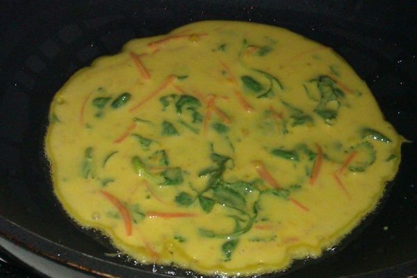 平底鍋一小匙油熱鍋,再把南瓜糊倒入鍋中,中火慢慢煎至焦香