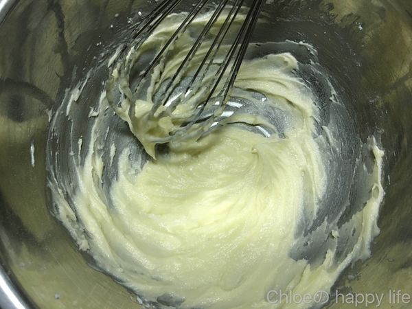 室溫軟化的無鹽奶油與糖粉、鹽用打蛋器攪拌均勻成綿密狀