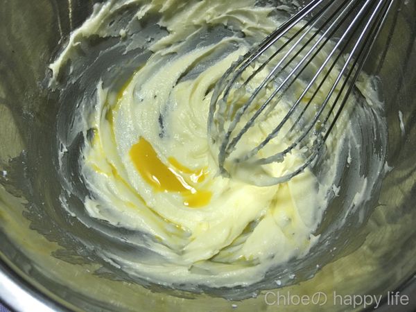 分3次加入蛋液攪拌，每加入一次都要拌勻再接著加