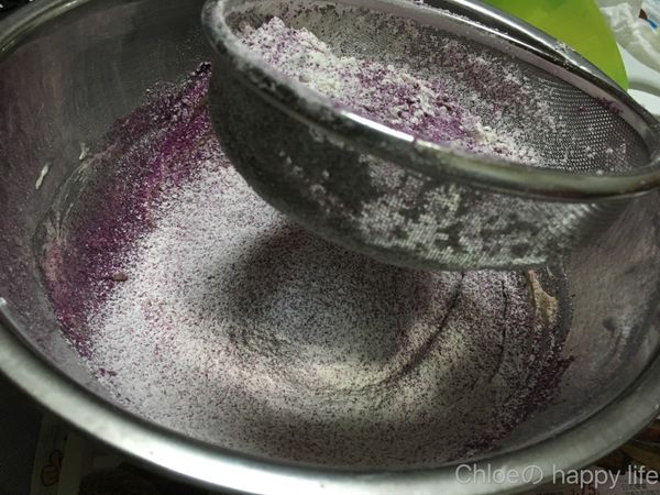 過篩的低筋麵粉與紫薯粉加入，用橡皮刮刀輕輕拌勻成團