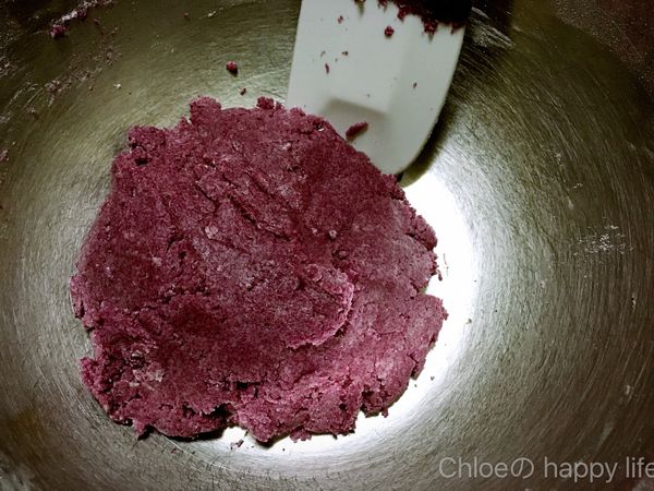 再取烘焙紙（或揉麵墊）墊底，鋪上保鮮膜，用桿麵棍桿平約0.2公分厚度