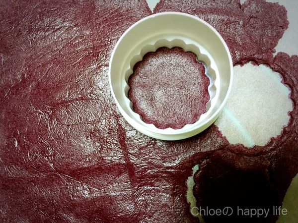 再選用壓模模型壓出餅乾形狀