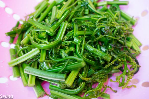 過貓切段、蒜切片備用。