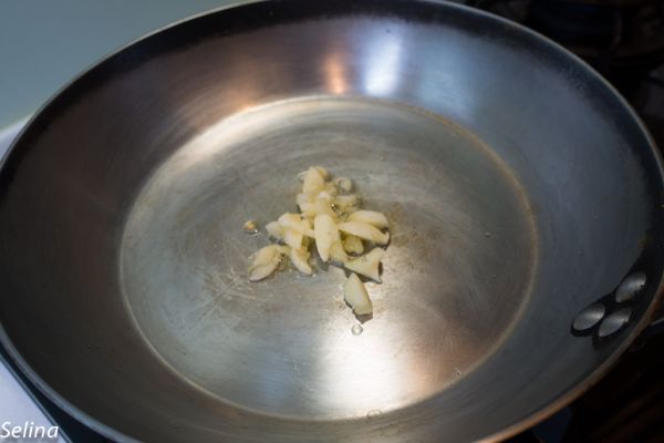 另取鍋爆香蒜。