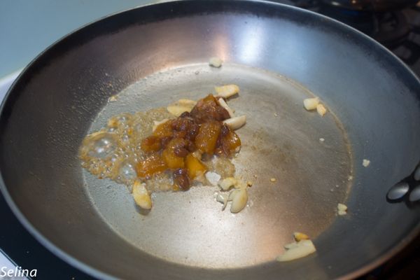 放入鳳梨黃豆醬。