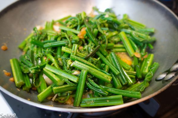 再加入過貓及適量水續炒，以鹽斟酌調味即可。