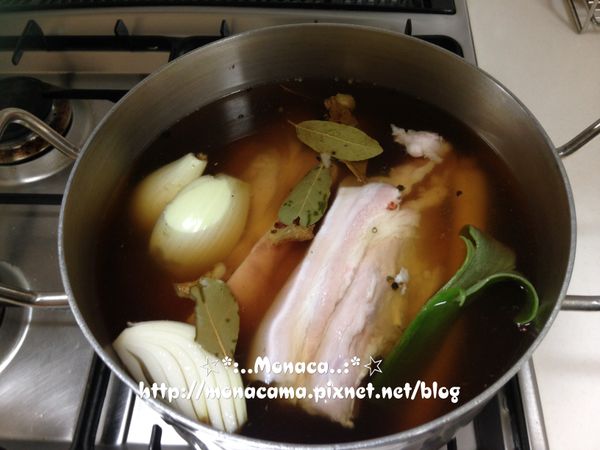 五花肉:1039g
去腥水:
洋蔥:1/2顆(89g)
蔥:44g
薑:10g
蒜頭:10顆(46g)
月桂葉:5片
胡椒粒:1小匙
甘草:10g
黑咖啡粉:1小匙
酒:4大匙(60g)
大醬:1大匙
水:2000cc
，將豬肉放入去腥水裡大火煮20分後轉中火煮20分，熄火後加蓋子再悶20分。