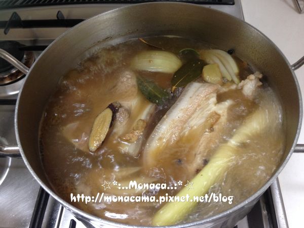 配菜二:韓式涼拌蘿蔔絲무생채 http://bit.ly/28YezOE
配菜三:生菜跟佐料
大白菜片:適量
生菜葉:適量
紅辣椒圈:1條
綠辣椒圈:1條
蒜片:5顆
包飯醬:2大匙
，豬肉放涼切片跟其他食材一起上桌食用。