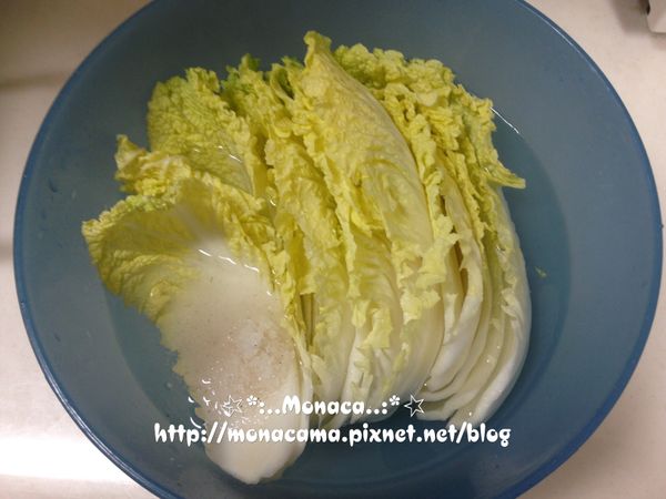 配菜一:醃大白菜
大白菜片:2/3顆(447g)
水:1000cc
粗鹽:6大匙
煮肉時準備其他食材，醃大白菜時將大白菜放入鹽水中浸泡1小時，泡好後稍微沖洗過瀝乾就行了。
