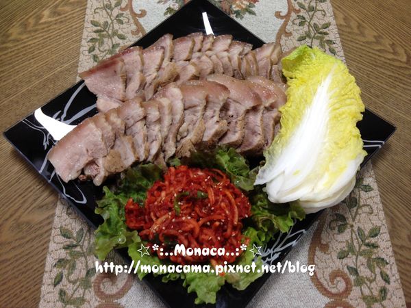 小叮嚀: 
1.沾醬的部分大都是用包飯醬，也有的用蝦醬，我覺得包飯醬比較對味。
2.生菜中的大白菜，醃跟不醃的都很常見，我覺得醃過的大白菜配肉、沾醬跟泡菜一起食用最好吃，餐廳也會提供其他生菜。