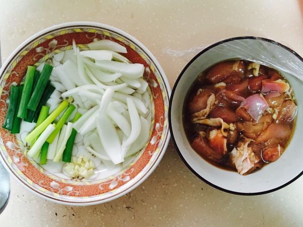 雞腿丁前晚先醃好
醃法：加入少許醬油膏、米酒、水、砂糖
充分攪拌後放入冰箱即可

蒜、蔥、洋蔥切成合適大小即可