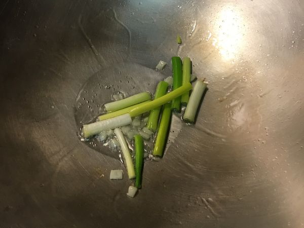 油加入些許
未熱油前先下蒜爆香，在加入白蔥一起爆香