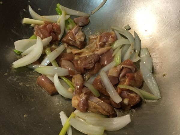 洋蔥炒到稍微焦
加入前晚醃漬的雞腿丁一起去拌炒
