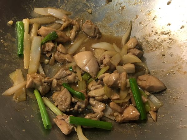 雞腿丁表面熟時
加入些許的米酒、水
稍微拌炒後再加入些許醬油膏
鹽、味精可看自己口味加不加入

起鍋前把青蔥加入
燜一分鐘即可盛盤