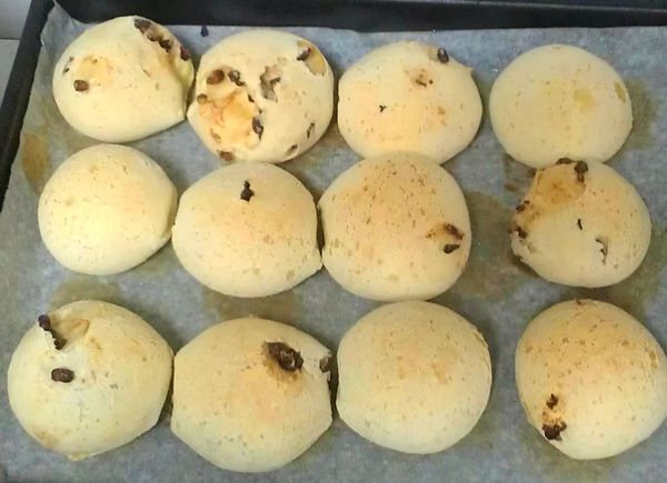 180度烤35分，約烤5分鐘時，開爐門，在麵包上噴水，這樣就會有漂亮的裂痕喔！