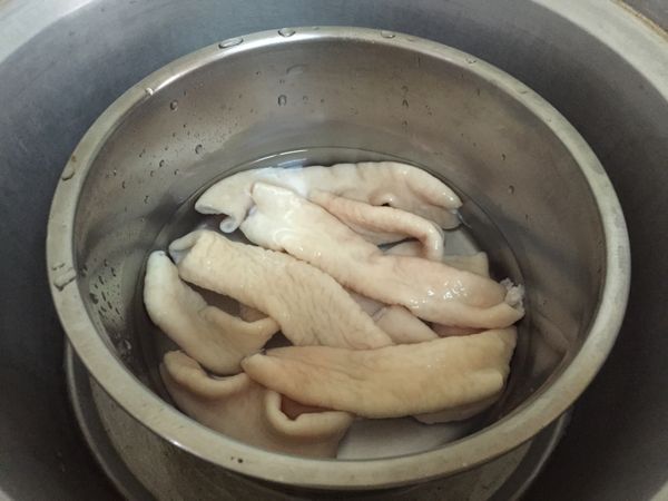 大腸切小段（約4段，方便洗淨），內外洗淨後置入電鍋內鍋，加水淹過大腸，外鍋放水1杯，按下開關等跳起後悶10分鐘取出。