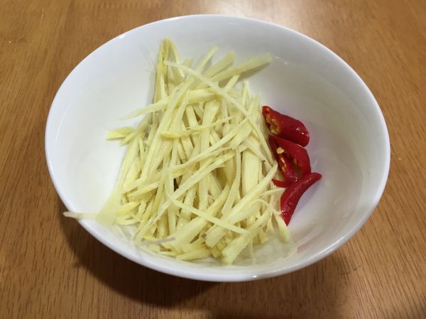備妥薑絲和辣椒。