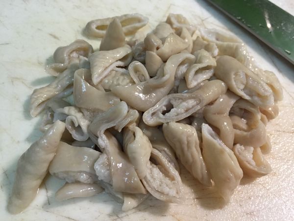 大腸取出放涼後，切成適當大小。