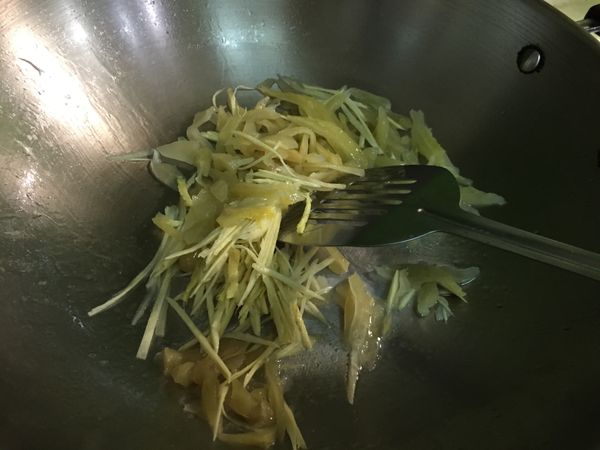 適量油熱鍋後，先下薑絲、酸菜拌炒約1-2分鐘。