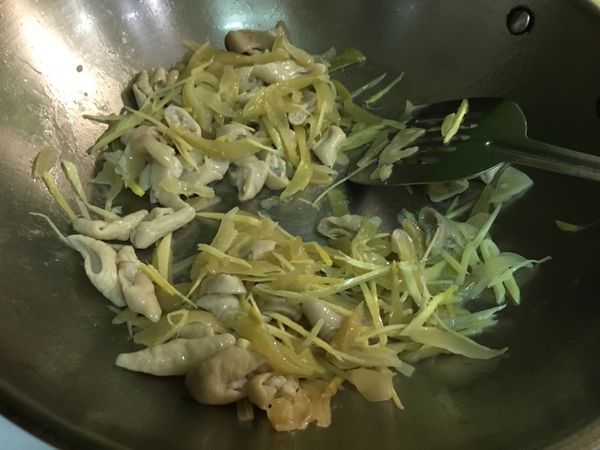 再下大腸、米酒1大匙拌炒約2分鐘，並加入適量鹽調味。