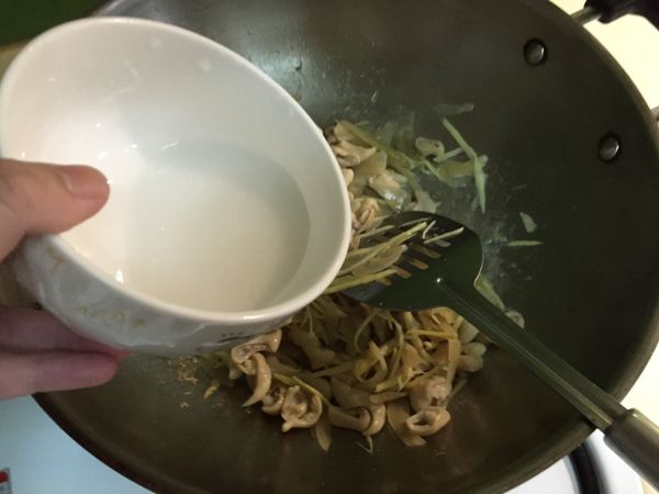 加入白醋3大匙、糖少許（約5分之1小匙）、切片辣椒，拌炒約1-2分鐘後，將蕃薯粉加入適量水調開，倒入鍋中勾芡即可盛裝享用。