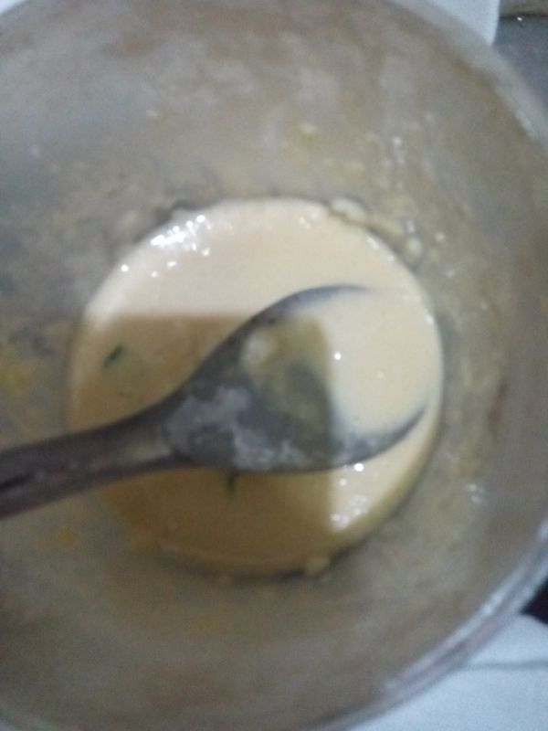 把地瓜粉+雞蛋+一點沙拉油調勻，這樣炸時會酥脆。若不加沙拉油也行，可雞蛋多放1粒，炸時會鬆酥軟。