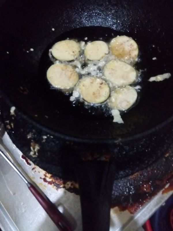 入油鍋下去炸酥，少量少量炸以免沾黏，共30分鐘取出。用煎匙壓看看軟時才拿起來，苦甘苦甘感覺?第一次買來嘗試看看，一般外面日式料理店經常用紙圓型茄子來炸，好吃。但現自己家裡也可自己做。