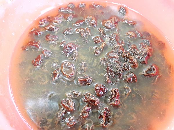葡萄乾泡水約10分鐘後瀝乾水分備用
無鹽奶油放室溫回軟備用