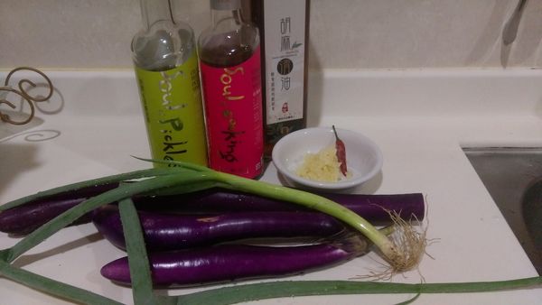 準備好食材，茄子洗淨，蒜仁，辣椒切末，青蔥切細段!