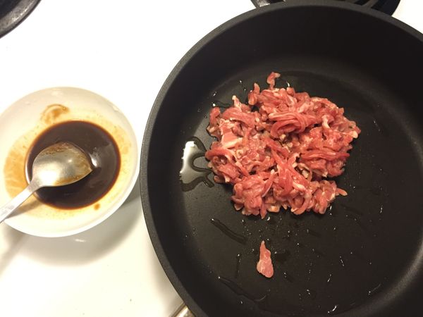 豬肉醃製一晚。調好醬汁，鍋中加點油炒豬肉。