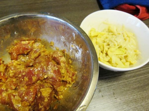 將豬肉及醃肉調味料醃約二十分鐘
筍干以熱水川燙後去味後擠乾水份切塊，以胡椒粉調味備用