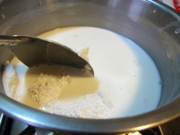 外皮製作
將外皮材料在來米粉和冷開水混合（地瓜粉先不要下）