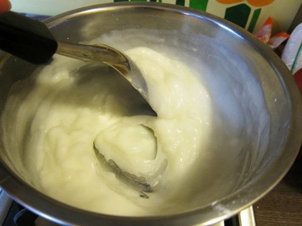 在來米粉1杯+冷開水3杯
小火加熱，一直攪拌成糊狀。