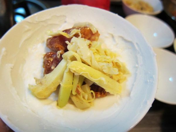 碗的下層先塗上一層外皮漿，再放上醃肉塊及筍干