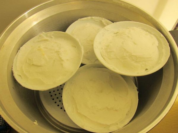 放進去大同電鍋，外鍋加水1.5杯。
開始蒸。