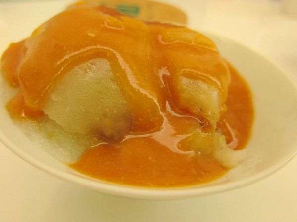 把肉圓倒入另一個碗剪開，淋上自己做的淋醬~
可以視自己愛好加入醬油膏及蒜泥和香菜