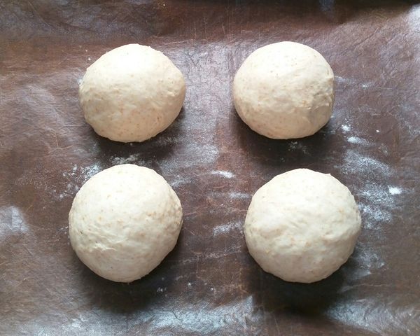 除玄米油.鹽外，其餘材料放麵包機順序米漿-冷開水-糖-麵粉-酵母攪拌成糰時加鹽5分鐘後,置入玄米油續攪15分,麵糰放入鋼盤表面噴點水(底稍抹油),入烤箱進行一發40分鐘 ,一發後麵糰分4,滾圓鬆弛15分