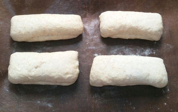 鬆弛後,每個麵糰桿長方形，三折