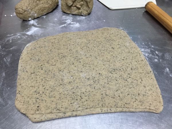 將麵團擀開成長方型