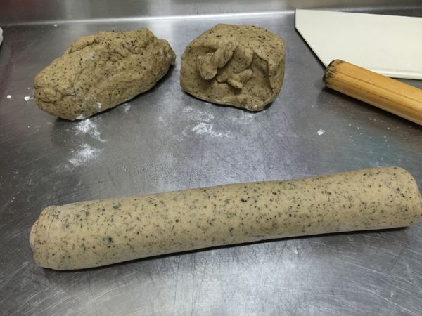 麵皮噴少許水後捲成圓筒狀