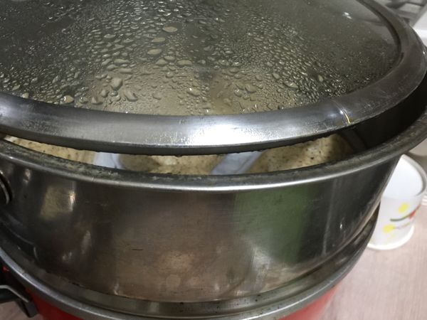 水煮開後蒸15分鐘，熄火後燜5分鐘再取出熟成的饅頭。