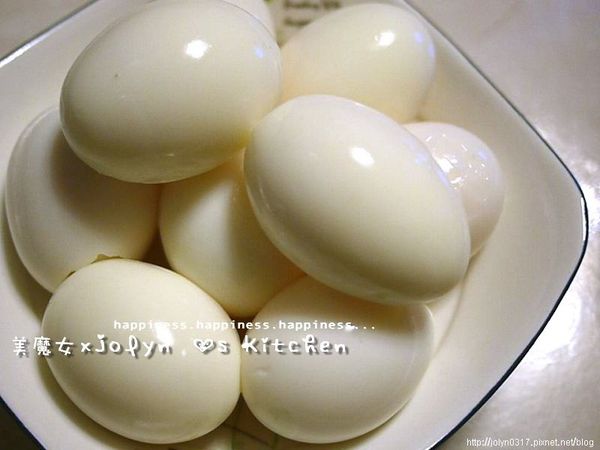 一般傳統市場的雞蛋，買回後不冰，直接用冷水置入蛋後，加一匙塩（避免破殼），（記得要用筷子不時翻一下，蛋黃才會在正常位置）．待水滾4.5分後，沖冷水至涼再剝蛋殼備用．(要蛋黃生一些可以控制一下起鍋的時間,我愛不流出湯膏又可以軟嫩的那種)