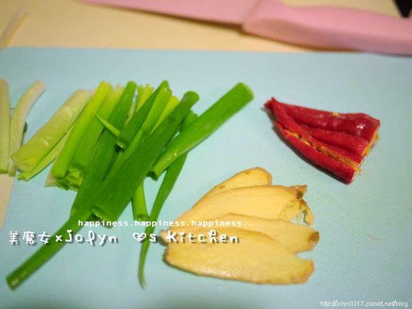 薑片／辣椒段／蒽段，以一小匙油爆香後