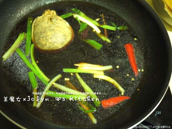 加入醬油／水／味醂煮滾，再置入滷包小火滾５分即成滷汁，待滷汁微温