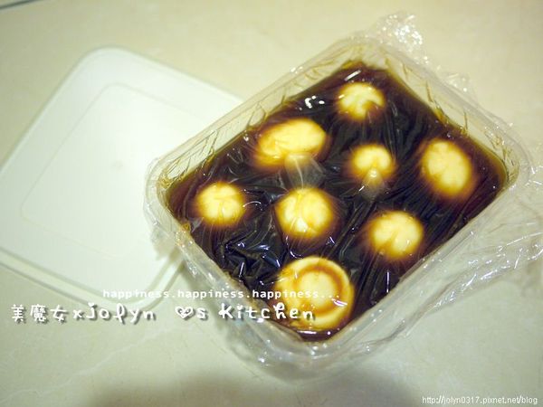 將滷汁濾掉殘渣，再倒入保鮮盒，加入半熟蛋（約可淹過蛋），再蓋上一片保鮮膜，可以上色較均勻，蓋上蓋子，入冰箱冰一日