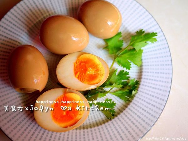 上色完成將蛋取出，我習慣是用牙線切蛋會比用刀切還漂亮唷．．．．．