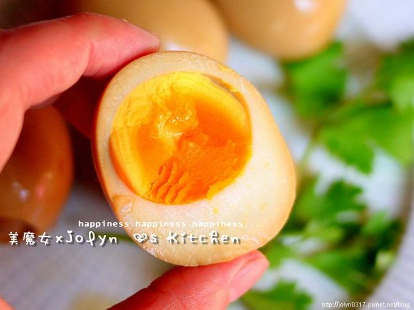 看那蛋上色的恰到好處，要深一點就再擺一天囉．．．