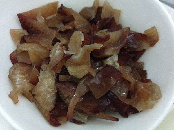 將黑木耳洗乾淨，切塊